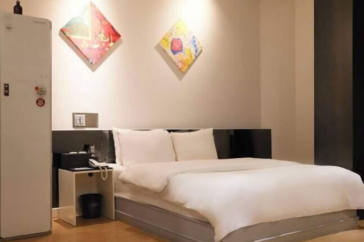 1 bedroom, premium bedding, memory foam beds, laptop workspace