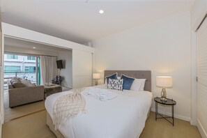 Appartement Ville, 1 très grand lit, accessible aux personnes à mobilité réduite | 1 chambre, draps en coton égyptien, literie de qualité