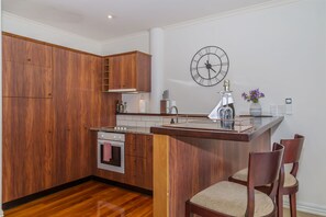 City Apartment, 1 King Bed, Accessible | In-room dining - Princes Wharf - Charming 1BR Apartment (Auckland)