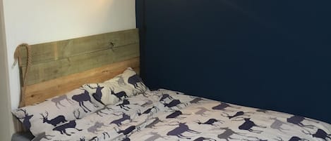 2 bedrooms, iron/ironing board, bed sheets