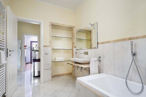 Bathtub, hair dryer, towels - Villa with pool by the sea in Trapani, Sicily (Custonaci)