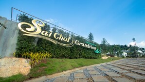 A sign for Sai Chof Grandview with a stone pathway leading to it. - Saichon Grand View Resort (Ban Ta Khun)
