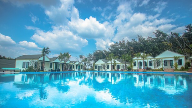 A swimming pool with a clear blue sky and clouds in the background. - Saichon Grand View Resort (Ban Ta Khun)