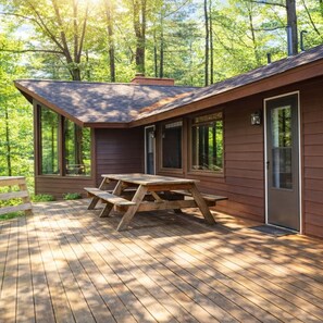 Outdoor dining - Pine Cottage on Blass Lake (Wisconsin Dells)