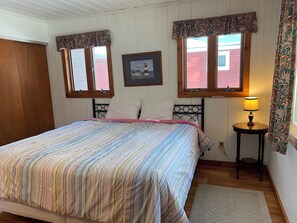 4 bedrooms, free WiFi, bed sheets - Pine Cottage on Blass Lake (Wisconsin Dells)