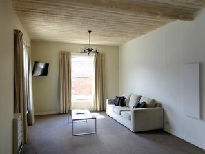 Flat-screen TV - Hobart CBD Premium Apartment, 3 mins to waterfront (Hobart)