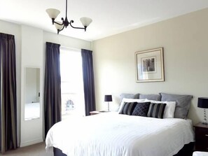 2 bedrooms, iron/ironing board, free WiFi, bed sheets - Hobart CBD Premium Apartment, 3 mins to waterfront (Hobart)