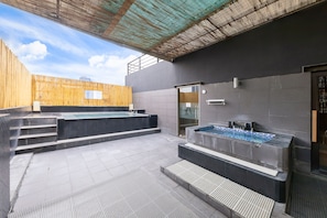 Outdoor pool - Azumaya Hotel Kim Ma 2 (Hanoi)
