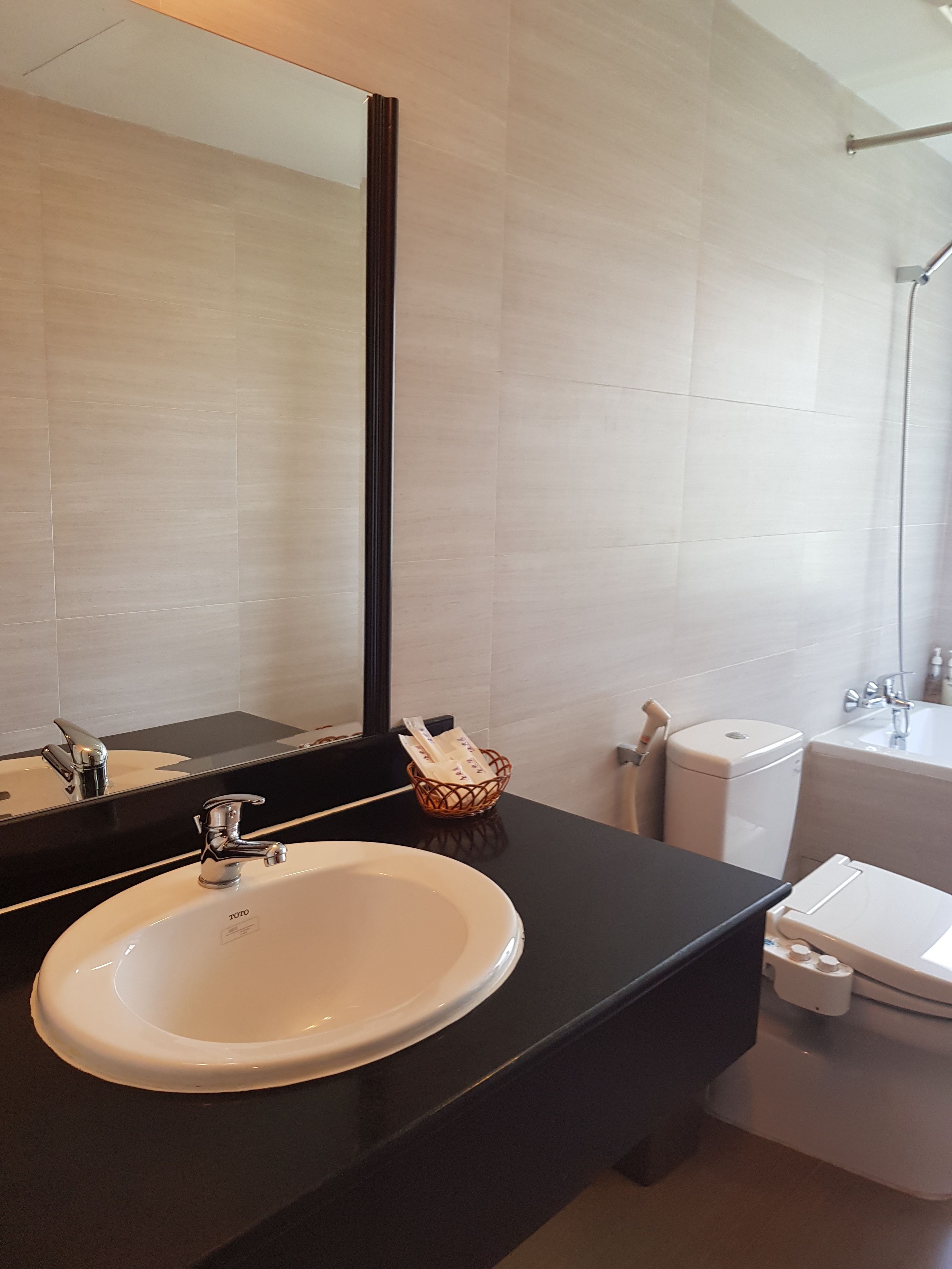 executive with kitchen | bathroom | combined shower/bathtub, free toiletries, hair dryer, bathrobes