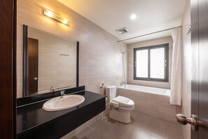 Quarto executivo, cozinha | Banheiro | Chuveiro/banheira combinados, produtos de toalete grátis