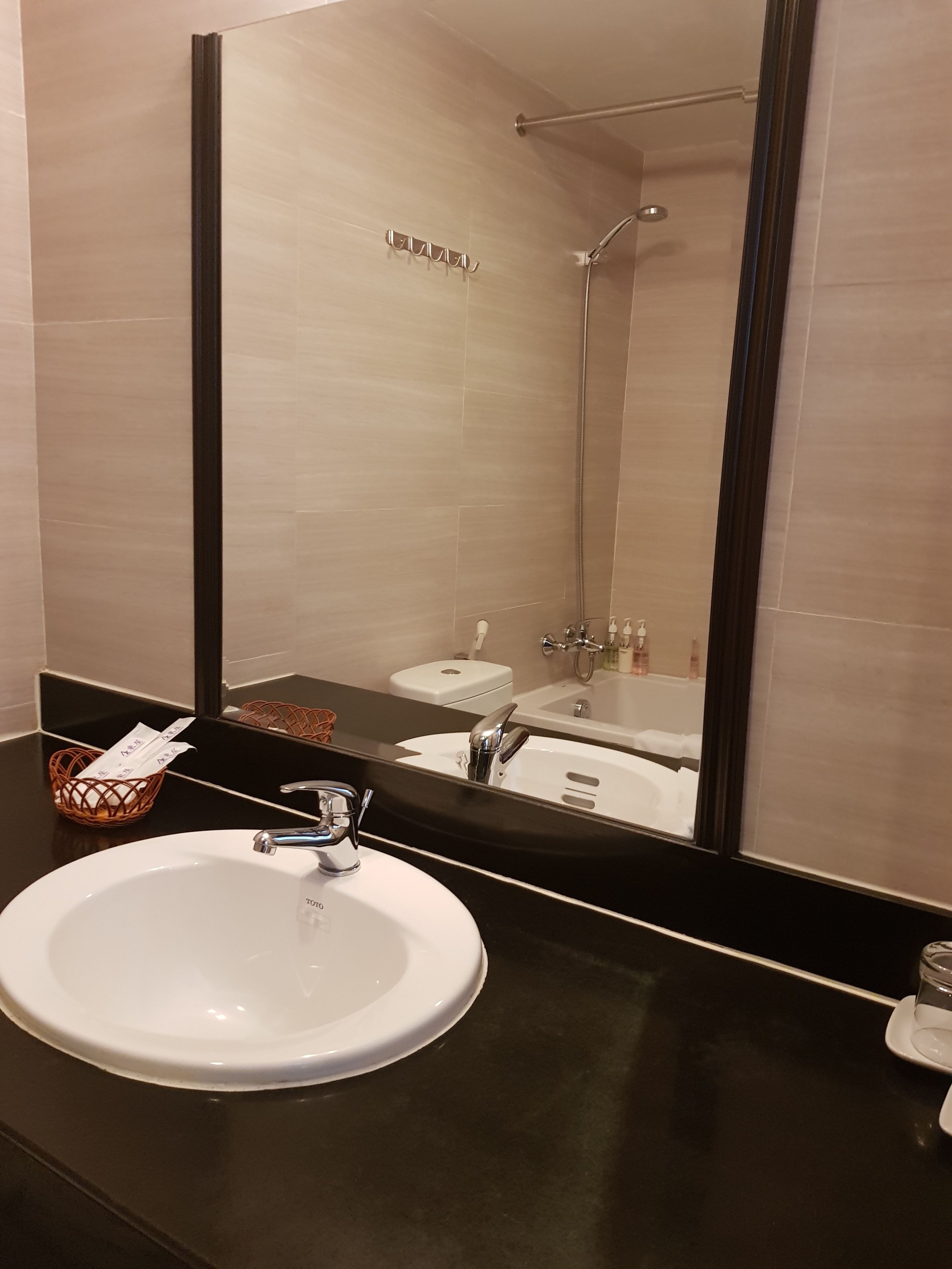 deluxe | bathroom sink