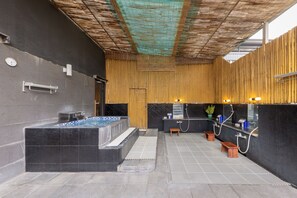 Outdoor pool - Azumaya Hotel Kim Ma 2 (Hanoi)