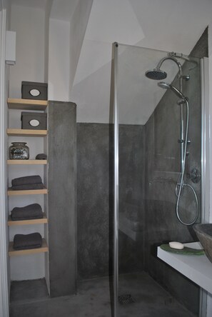 Bruser, hårtørrer, bidet, håndklæder