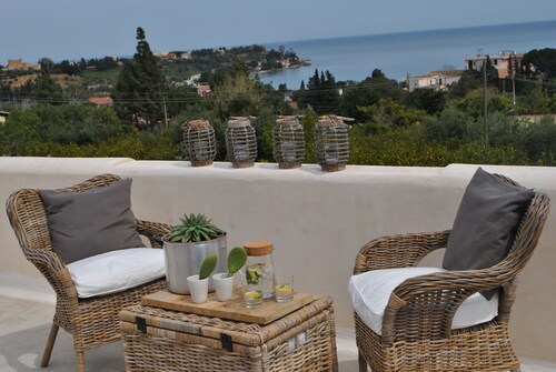 Country house with sea view between citrus fruits, prickly pears and Mediterranean perfumes