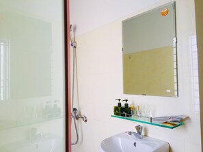Shower, free toiletries, hair dryer, slippers - Rabbit Motel (Hue)