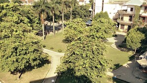 المنطقة المحيطة بالمنشأة