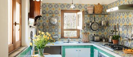 Kühlschrank, Ofen, Herdplatte, Wasserkocher mit Kaffee-/Teezubehör