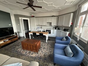 Smart TV, libri, impianto stereo