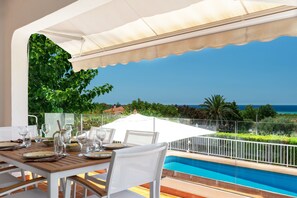 Outdoor dining - Villa Anna 12B peaceful Villa with Spectacular Sea Views (San Jaime Mediterraneo Alayor)