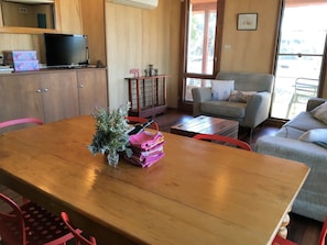 Fernseher, Kamin, Bücher