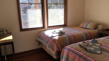 3 間睡房、熨斗/熨衫板、可攜式嬰兒床、床單