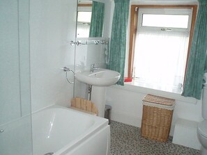 Combined shower/bathtub, hair dryer, towels, soap