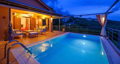 Cozy Small Smart Villa avec piscine prĂšs de la mer Ă Mikri Mantineia Kalamata