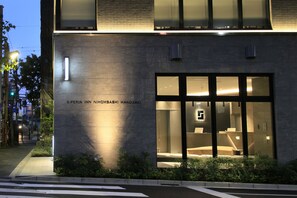 Bagian depan properti - sore/malam