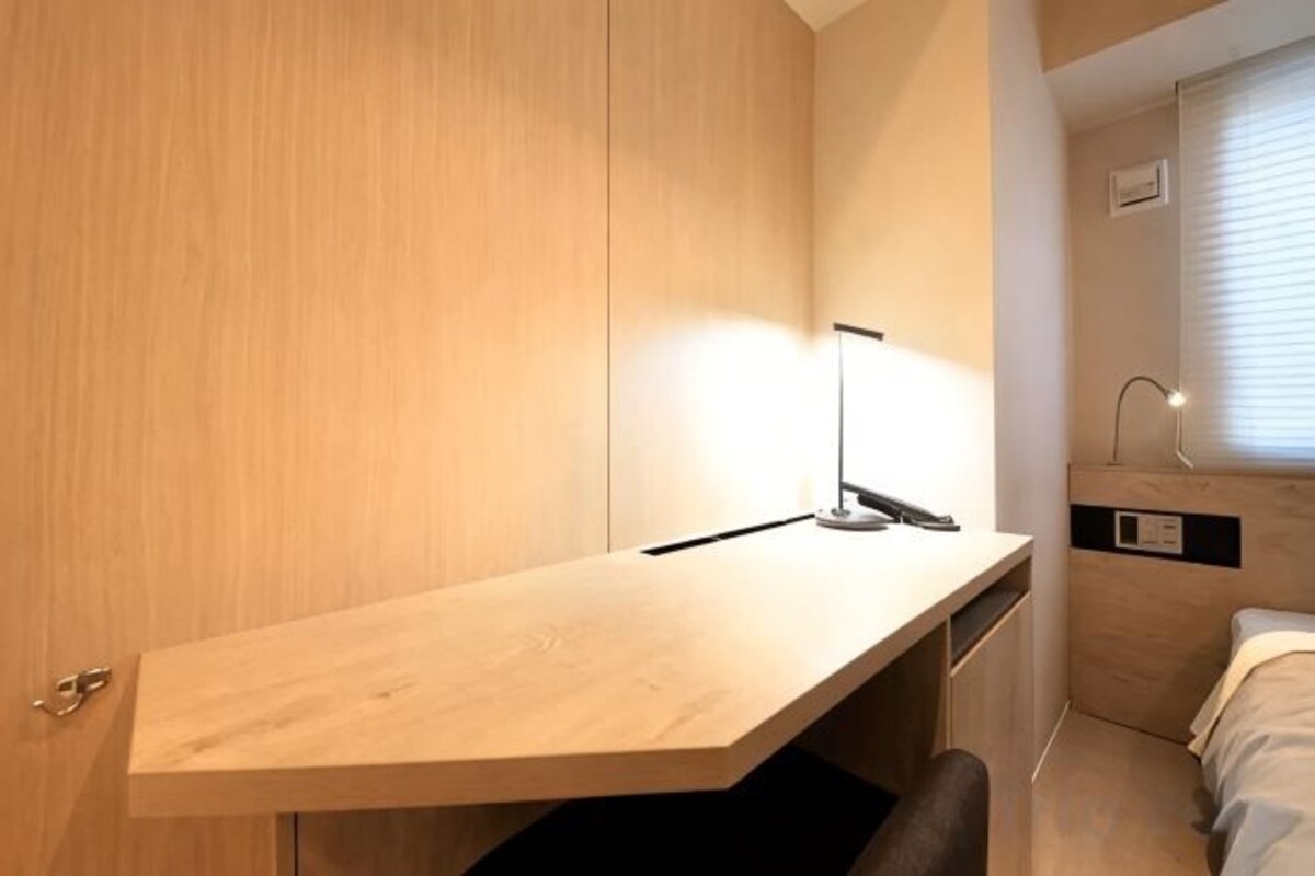 Een kluis op de kamer, een bureau, een strijkplank/strijkijzer