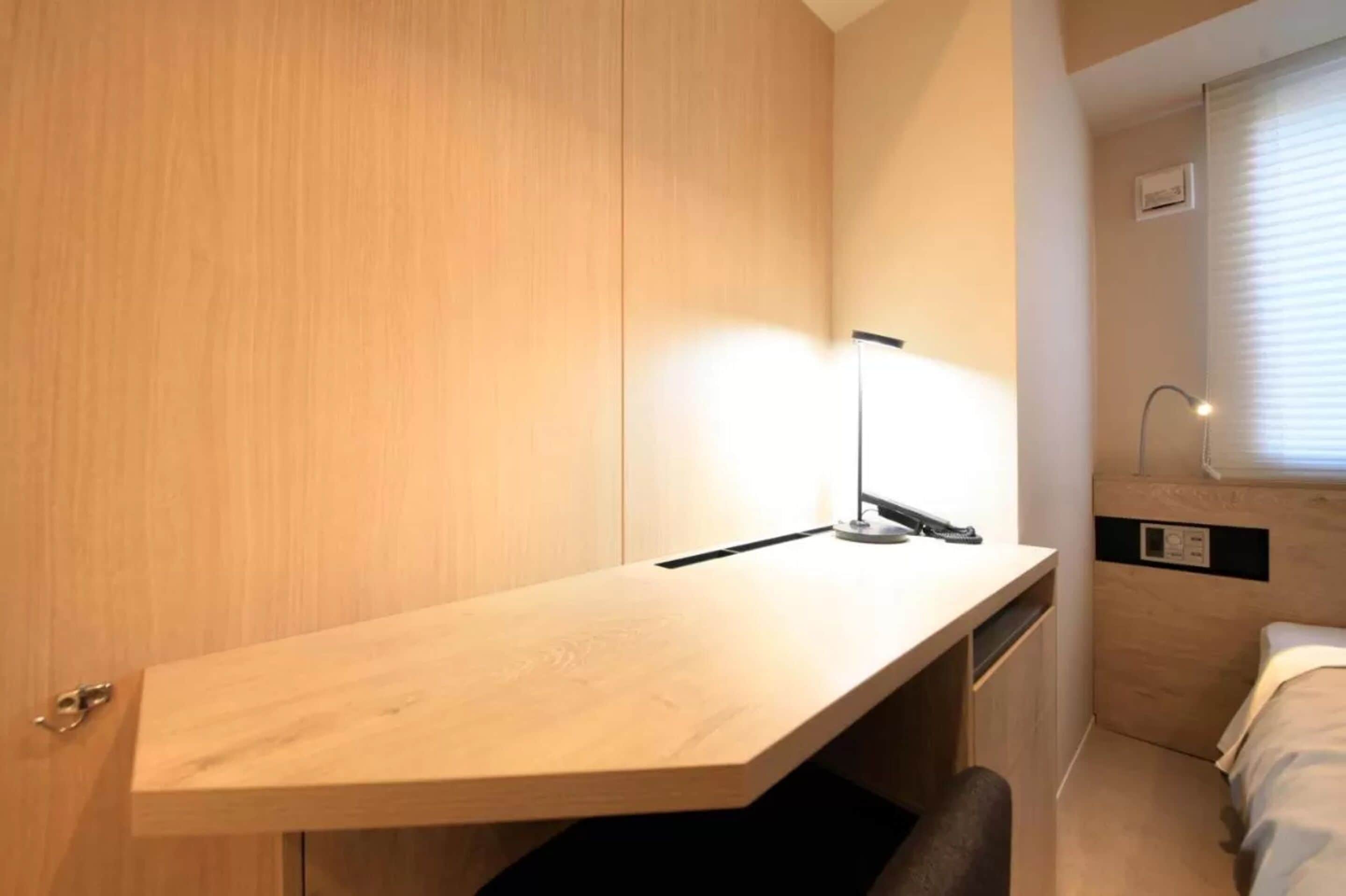 Quarto solteiro standard, para não fumantes | Cofres nos quartos, escrivaninha, ferros/tábuas de passar roupa