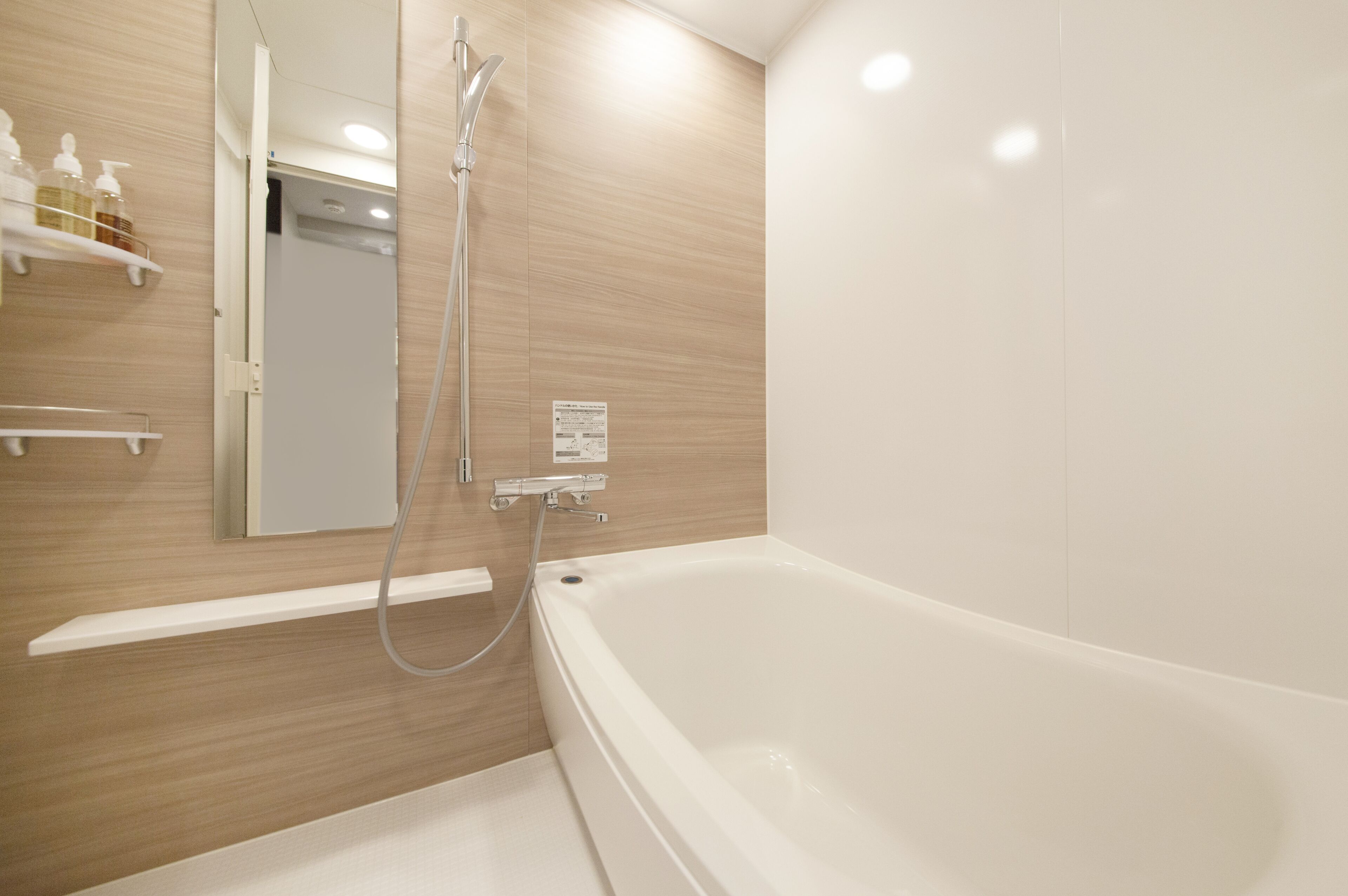 Combined shower/bathtub, free toiletries, hair dryer, slippers