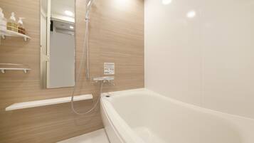 Combined shower/bathtub, free toiletries, hair dryer, slippers
