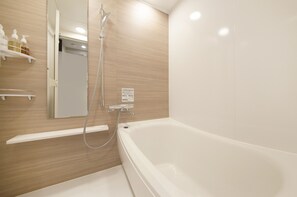 Bañera con ducha, artículos de tocador gratuitos, secador de pelo