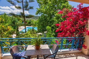 Outdoor dining - Luxury Apartments close to the beach and near the town Lefkas Blue Residence 2 (Lefkada)