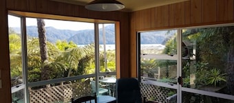 Relax and Enjoy - Waterfront Bach in Ngakuta Bay
