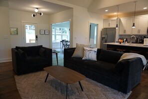 Smart TV, fireplace, ping pong, books - Modern Cottage on Lake Chatuge • N Georgia lakefront w/private dock • Sleeps 8 (Hiawassee)