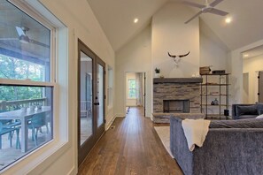 Smart TV, fireplace, ping pong, books