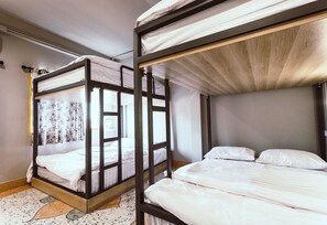 Family Room with Private Bathroom | Free WiFi - Merge Hostel (Bangkok)