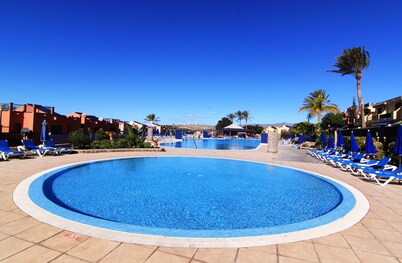 Bungalow in Meloneras area. Sea views. Direct access to Beach and Avenue.