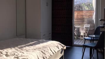 3 bedrooms, desk, iron/ironing board, free WiFi