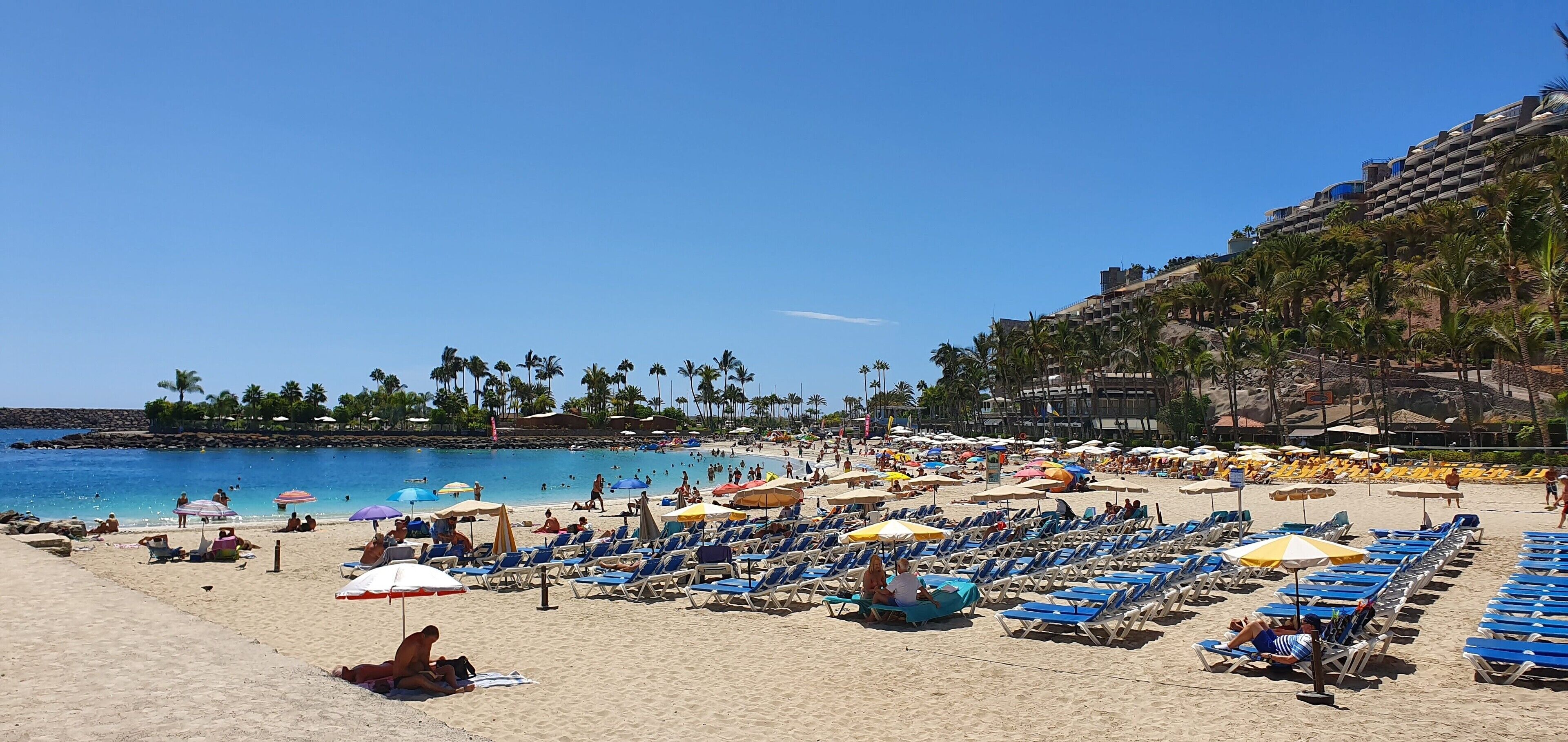 En la playa y toallas de playa 