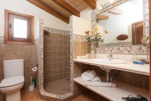 Tina, secadora de cabello, bidet, toallas 