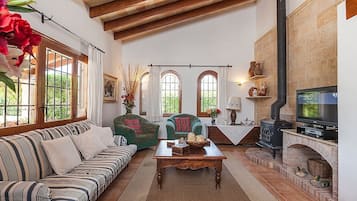 Televisión, reproductor de DVD, tenis de mesa y libros