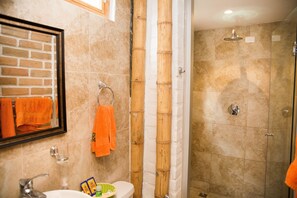 Apartamento de Diseño (102-103) | Bathroom | Shower, free toiletries, towels - Bambu Sierra (Cuenca)