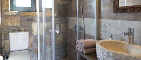 Exclusive Double Room | Bathroom | Shower, free toiletries, hair dryer, slippers