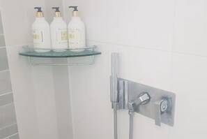 STAY #3 | Bathroom amenities | Shower, free toiletries, hair dryer, towels - Stay Two (Seoul)