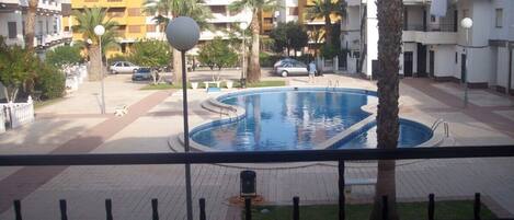 Una piscina al aire libre