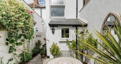 Bijou Cottage (Close to beach, train station & town)