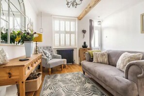 Smart TV, fireplace, books, stereo