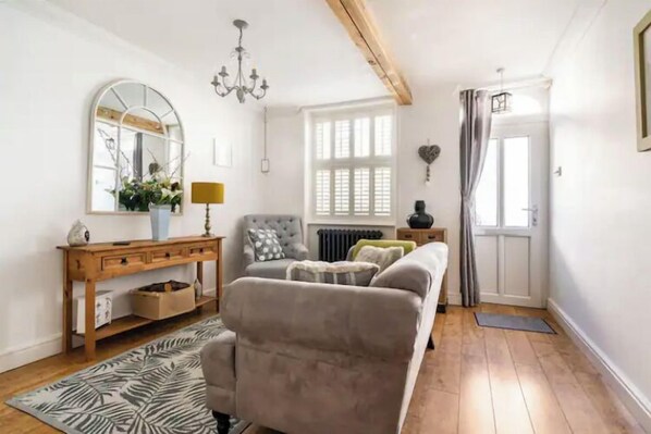 Una Smart TV, una chimenea, libros, un reproductor estéreo